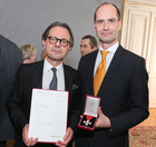  (c) fotodienst / Katharina Schiffl - Wien, am 16.05.2013 - Die Überreichung der Urkunde über die Verleihung des Berufstitels Professor an Johannes Faber und des Österreichischen Ehrenkreuzes für Wissenschaft und Kunst an Mag. Peter Bogner wird feierlich mit der Laudatio von Dompfarrer Toni Faber und Architekt Prof. DI Manfred Nehrer untermalt.