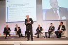 Foto sitzend: Tim Albrecht, Deutsche Asset & Wealth Management International GmbH; Dr. Martin Rech, Deutsche Börse AG; Harry Böhme, Novaled AG; Dr. Jörg Sievert, SAP Ventures; Dr. A. von Frankenberg, High-Tech Gründerfonds Management GmbH