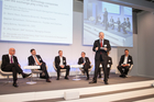 Foto sitzend: Tim Albrecht, Deutsche Asset & Wealth Management International GmbH; Dr. Martin Rech, Deutsche Börse AG; Stephan Schambach, Demandware Inc.; Harry Böhme, Novaled AG; Dr. Jörg Sievert, SAP Ventures; Dr. A. von Frankenberg, High-Tech Gründerfonds Management GmbH
