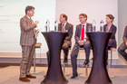 Österreichs Tourismusforschung braucht einen Neustart. Darüber waren sich die Teilnehmer einer Podiumsdiskussion des Travel Industry Clubs Austria Freitag abend in Wien einig. Konkret wurden Forschungsförderungsmittel für touristische Grundlagenforschung, eine eigene Programmlinie und die Nachbesetzung des Lehrstuhls für Tourismus und Freizeitwirtschaft gefordert. Im Bild: Moderator Michael Kerbler, Kondeor-Geschäftsführer Dietmar Kepplinger, FH-Professor Georg Christian Steckenbauer, FH-Bereichsleiterin Daniela Wagner.