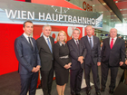 Der Hauptbahnhof ist eröffnet. Foto vlnr.: ÖBB-Vorstand Christian Kern, Infrastrukturminister Alois Stöger, Nationalratspräsidentin Doris Bures, Bundespräsident Heinz Fischer, Vizekanzler Reinhold Mitterlehner (ÖVP) und Bürgermeister Michael Häupl (SPÖ).