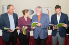 Foto vlnr.: Günther Lutschender (Geschäftsführer des Fundraising Verbands Austria und Initiator der Aktion), Marisa Mühlböck (Julius Raab Stiftung), Franz Fischler (Europäisches Forum Alpbach), Markus Buchner (atms Telefon u Marketing Service GmbH).