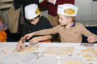 Kekse backen bei FELBER - Handwerk erleben, Spaß haben, sich auf Weihnachten freuen! Die Bäckerei Felber bietet Workshops, Kinderfeste und Kuchenbacken mit der ganzen Familie, bis zu 15 Kinder in der Gruppe. Voranmeldungen direkt in jeder Filiale oder unter Tel. 01/2922907 Die selbstgebackenen Kekse dürfen natürlich mit nach Hause genommen werden. Ort: Bäckerei Felber