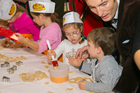 Kekse backen bei FELBER - Handwerk erleben, Spaß haben, sich auf Weihnachten freuen! Die Bäckerei Felber bietet Workshops, Kinderfeste und Kuchenbacken mit der ganzen Familie, bis zu 15 Kinder in der Gruppe. Voranmeldungen direkt in jeder Filiale oder unter Tel. 01/2922907 Die selbstgebackenen Kekse dürfen natürlich mit nach Hause genommen werden. Ort: Bäckerei Felber