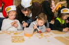 Kekse backen bei FELBER - Handwerk erleben, Spaß haben, sich auf Weihnachten freuen! Die Bäckerei Felber bietet Workshops, Kinderfeste und Kuchenbacken mit der ganzen Familie, bis zu 15 Kinder in der Gruppe. Voranmeldungen direkt in jeder Filiale oder unter Tel. 01/2922907 Die selbstgebackenen Kekse dürfen natürlich mit nach Hause genommen werden. Ort: Bäckerei Felber