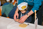 Kekse backen bei FELBER - Handwerk erleben, Spaß haben, sich auf Weihnachten freuen! Die Bäckerei Felber bietet Workshops, Kinderfeste und Kuchenbacken mit der ganzen Familie, bis zu 15 Kinder in der Gruppe. Voranmeldungen direkt in jeder Filiale oder unter Tel. 01/2922907 Die selbstgebackenen Kekse dürfen natürlich mit nach Hause genommen werden. Ort: Bäckerei Felber
