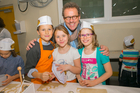 Kekse backen bei FELBER - Handwerk erleben, Spaß haben, sich auf Weihnachten freuen! Die Bäckerei Felber bietet Workshops, Kinderfeste und Kuchenbacken mit der ganzen Familie, bis zu 15 Kinder in der Gruppe. Voranmeldungen direkt in jeder Filiale oder unter Tel. 01/2922907 Die selbstgebackenen Kekse dürfen natürlich mit nach Hause genommen werden. Ort: Bäckerei Felber