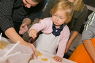 Kekse backen bei FELBER - Handwerk erleben, Spaß haben, sich auf Weihnachten freuen! Die Bäckerei Felber bietet Workshops, Kinderfeste und Kuchenbacken mit der ganzen Familie, bis zu 15 Kinder in der Gruppe. Voranmeldungen direkt in jeder Filiale oder unter Tel. 01/2922907 Die selbstgebackenen Kekse dürfen natürlich mit nach Hause genommen werden. Ort: Bäckerei Felber