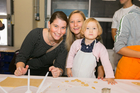 Kekse backen bei FELBER - Handwerk erleben, Spaß haben, sich auf Weihnachten freuen! Die Bäckerei Felber bietet Workshops, Kinderfeste und Kuchenbacken mit der ganzen Familie, bis zu 15 Kinder in der Gruppe. Voranmeldungen direkt in jeder Filiale oder unter Tel. 01/2922907 Die selbstgebackenen Kekse dürfen natürlich mit nach Hause genommen werden. Ort: Bäckerei Felber
