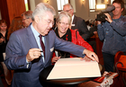 In Anwesenheit von Prominenz aus Politik, Wirtschaft, Medien, Kultur und Kirchen sowie zahlreicher Denker und Philosophen wurden die ersten Europäischen Toleranzgespräche am Freitag, 22. Mai 2015, im Kärntner Bergdorf Fresach eröffnet. Im Bild: Bundespräsident Heinz Fischer unterzeichnet die 