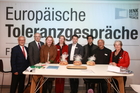 Freitag nachmittag (22.5.2015) wurden die Europäischen Toleranzgespräche in zwei Panels fortgesetzt, die den Auswirkungen von außereuropäischen Konflikten, Kriegen und Klimawandel auf Europa gewidmet waren. Am Podium zum Thema Modernität, Menschenrechte und Islam: Nahost-Expertin Karin Kneissl, Sozialwissenschafterin Claudia Brunner, ORF-Kulturchef Martin Traxl, evang. Bischof Michael Bünker und die Autoren Sama Maani und Pravu Mazumdar. Zudem DRF-Präsident Hannes Swoboda und Toleranzzentrum-GF Hilde Schaumberger.