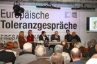 Freitag nachmittag (22.5.2015) wurden die Europäischen Toleranzgespräche in zwei Panels fortgesetzt, die den Auswirkungen von außereuropäischen Konflikten, Kriegen und Klimawandel auf Europa gewidmet waren. Am Podium zum Thema Modernität, Menschenrechte und Islam: Nahost-Expertin Karin Kneissl, Sozialwissenschafterin Claudia Brunner, ORF-Kulturchef Martin Traxl, evang. Bischof Michael Bünker und die Autoren Sama Maani und Pravu Mazumdar. 