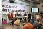Freitag nachmittag (22.5.2015) wurden die Europäischen Toleranzgespräche in zwei Panels fortgesetzt, die den Auswirkungen von außereuropäischen Konflikten, Kriegen und Klimawandel auf Europa gewidmet waren. Am Podium zum Thema Modernität, Menschenrechte und Islam: Nahost-Expertin Karin Kneissl, Sozialwissenschafterin Claudia Brunner, ORF-Kulturchef Martin Traxl, evang. Bischof Michael Bünker und die Autoren Sama Maani und Pravu Mazumdar. 