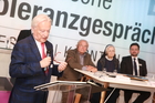 Freitag nachmittag (22.5.2015) wurden die Europäischen Toleranzgespräche in zwei Panels fortgesetzt, die den Auswirkungen von außereuropäischen Konflikten, Kriegen und Klimawandel auf Europa gewidmet waren. Im Bild: DRF-Präsident Hannes Swoboda mit den Autoren Alois Brandstetter, Fabjan Hafner und Sr. Maria-Andreas Weißbacher.