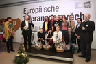 Estha Sackl (23), Tijana Pajic (31) und Sabrina Öhler (20) waren die Preisträgerinnen des Young Poetry Slams im Rahmen der Europäischen Toleranzgespräche in Fresach. PEN-Ciub Austria Präsident Helmuth A. Niederle lobte die hohe Qualität der einzelnen Performances und versprach deren Publikation im PEN-Buch zu den Toleranzgesprächen. Im Bild: Die zehn Slammer von Fresach mit Organisationsteam Carmen Kassekert, Wilfried Seywald, Helmuth A. Niederle und Fabjan Hafner.