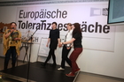 Estha Sackl (23), Tijana Pajic (31) und Sabrina Öhler (20) waren die Preisträgerinnen des Young Poetry Slams im Rahmen der Europäischen Toleranzgespräche in Fresach. PEN-Ciub Austria Präsident Helmuth A. Niederle lobte die hohe Qualität der einzelnen Performances und versprach deren Publikation im PEN-Buch zu den Toleranzgesprächen.