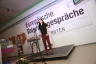 Estha Sackl (23), Tijana Pajic (31) und Sabrina Öhler (20) (im Bild) waren die Preisträgerinnen des Young Poetry Slams im Rahmen der Europäischen Toleranzgespräche in Fresach. PEN-Ciub Austria Präsident Helmuth A. Niederle lobte die hohe Qualität der einzelnen Performances und versprach deren Publikation im PEN-Buch zu den Toleranzgesprächen.