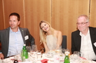 Der Österreichische Versicherungsmaklerring (ÖVM) hat am 18. Juni im Casino Velden die besten Sachversicherer des Landes mit dem AAA Assekuranz Award Austria ausgezeichnet. Im Bild von links nach rechts: Michael Schopper, Franziska Sumberaz, Gerhard Veits