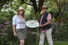 Die Bezirksvorstehung Donaustadt, Ernst Nevrivy, unterstützt die ersten zehn Gärtnerinnen bzw. Gärtner in Donaustadt, bei der Auszeichnung zum naturnahen Garten mit der „Natur im Garten“-Plakette, finanziell mit 100€.