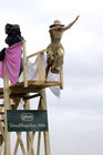 Die von der Fa. Gössl organisierte „Dirndlflugschau“ fand dieses Jahr im Park, direkt vor dem Gwandhaus statt. Begleitet von Tanzlmusik und Geschichten von Wein, Käse und Schnaps fanden,  sich wieder zahlreiche Dirndl im Dirndlgwand ein um an der Flugschau teilzunehmen. Die drei originellsten Sprünge wurden mit Stücken aus dem Gwandhaus prämiert. 