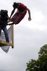 Die von der Fa. Gössl organisierte „Dirndlflugschau“ fand dieses Jahr im Park, direkt vor dem Gwandhaus statt. Begleitet von Tanzlmusik und Geschichten von Wein, Käse und Schnaps fanden,  sich wieder zahlreiche Dirndl im Dirndlgwand ein um an der Flugschau teilzunehmen. Die drei originellsten Sprünge wurden mit Stücken aus dem Gwandhaus prämiert. 