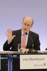  .Dr. jur. Nikolaus von Bomhard (Vorsitzender des Vorstands)....