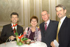 Konzert im Festsaal der Industriellenvereinigung. Foto ganz rechts: Dkfm.Dr. Franz Hofbauer (Generaldirektor Alcatel Austria AG) mit Gästen.                               