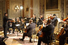 Konzert im Festsaal der Industriellenvereinigung. Foto: mit Dirigent Pierre Hoppé und dem Ensemble der Philharmonia Wien.                               