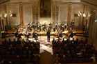 Konzert im Festsaal der Industriellenvereinigung. Foto: mit Dirigent Pierre Hoppé und dem Ensemble der Philharmonia Wien.