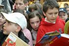 (C) fotodienst/Anna Rauchenberger - Wien 06.04.2006 -  Kinderbuchwoche bei Thalia.at: Thomas Brezina liest Kostproben aus seinen aktuellen Büchern. FOTO: Thomas Brezina gibt seinen jungen Fans Autogramme.