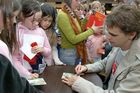 (C) fotodienst/Anna Rauchenberger - Wien 06.04.2006 -  Kinderbuchwoche bei Thalia.at: Thomas Brezina liest Kostproben aus seinen aktuellen Büchern. FOTO: Thomas Brezina gibt seinen jungen Fans Autogramme.