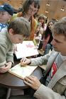 (C) fotodienst/Anna Rauchenberger - Wien 06.04.2006 -  Kinderbuchwoche bei Thalia.at: Thomas Brezina liest Kostproben aus seinen aktuellen Büchern. FOTO: Thomas Brezina gibt seinen jungen Fans Autogramme.