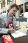 (C) fotodienst/Anna Rauchenberger - Wien 06.04.2006 -  Kinderbuchwoche bei Thalia.at: Thomas Brezina liest Kostproben aus seinen aktuellen Büchern. FOTO: Thomas Brezina gibt seinen jungen Fans Autogramme.