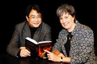 Thalia.at im Salzburger Europark präsentiert den chinesischen Schriftsteller Qiu Xiaolong 'Schwarz auf Rot'
Qiu Xiaolong, Übersetzerin Dr. Susanne Hornfeck
Foto: www.siebinger.com