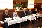 (C) fotodienst/Anna Rauchenberger - Wien, 23.3.2009 - In der vom Österreichischen Generikaverband veranstalteten 'Speaker's Lounge' in der Lutz-Bar wurde das Thema 'Der mündige Patient' von Experten aus der Medizin, Arzneimittelzulassung, Seniorenvertretung und Kommunikationswissenschaft diskutiert. FOTO v.l.: Dr. Christoph Leprich, Gesundheitsjournalist, Dr. Mirjam Hinterleitner, Institut für Regulatory & LC-Management, AGES - PharmMed - Austria, Dr. Christoph Reisner, Präsident der Niederösterreichischen Ärztekammer, Facharzt für Orthopädie und orthopädische Chirurgie, Abg. z. NR a. D. Manfred Lackner, Leiter des Sozial- und Gesundheitsausschusses des Pensionistenverbandes, Kuratoriumsmitglied des Fonds Gesundes Österreich, Univ. Prof. DDr. Matthias Karmasin, Institutsvorstand Medien- und Kommunikationswissenschaften, Universität Klagenfurt