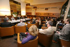 (C) fotodienst/Anna Rauchenberger - Wien, 23.3.2009 - In der vom Österreichischen Generikaverband veranstalteten 'Speaker's Lounge' in der Lutz-Bar wurde das Thema 'Der mündige Patient' von Experten aus der Medizin, Arzneimittelzulassung, Seniorenvertretung und Kommunikationswissenschaft diskutiert. FOTO: am Podium v.l.: Dr. Christoph Leprich, Gesundheitsjournalist, Dr. Mirjam Hinterleitner, Institut für Regulatory & LC-Management, AGES - PharmMed - Austria, Dr. Christoph Reisner, Präsident der Niederösterreichischen Ärztekammer, Facharzt für Orthopädie und orthopädische Chirurgie, Abg. z. NR a. D. Manfred Lackner, Leiter des Sozial- und Gesundheitsausschusses des Pensionistenverbandes, Kuratoriumsmitglied des Fonds Gesundes Österreich, Univ. Prof. DDr. Matthias Karmasin, Institutsvorstand Medien- und Kommunikationswissenschaften, Universität Klagenfurt