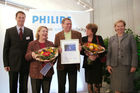 Philips verleiht Wiener Einkaufsstraßen-Lichtpreis an Kaufleute der Westbahnstraße. Bild, v.l.: Philips-Licht-Chef Andreas Schwarzenberger, Preisträger d. Lichtpreises (Vertreter d. Interessensgemeinschaft Kaufleute Westbahnstraße), Brigitte Jank (Präsidentin der Wiener Wirtschaftskammer, rechts)