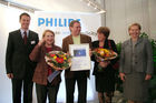 Philips verleiht Wiener Einkaufsstraßen-Lichtpreis an Kaufleute der Westbahnstraße. Bild, v.l.: Philips-Licht-Chef Andreas Schwarzenberger, Preisträger d. Lichtpreises (Vertreter d. Interessensgemeinschaft Kaufleute Westbahnstraße), Brigitte Jank (Präsidentin der Wiener Wirtschaftskammer, rechts)