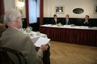 Markteintritt in Österreich der Hanseatischen Capitalberatungsgesellschaft. Bild: Journalisten bei der Pressekonferenz. Gesprächspartner: Harald Christ (Vorsitzender des Vorstandes HCI Capital AG, Mitte), Dr. Georg Kesselgruber (Österreich-Geschäftsführer HCI, rechts) und Dr. Viktor Bauer (Pressebetreuung, Public Relations GmbH)