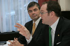 Markteintritt in Österreich der Hanseatischen Capitalberatungsgesellschaft. Bild: Harald Christ (Vorsitzender des Vorstandes HCI Capital AG, rechts) und Dr. Viktor Bauer (Pressebetreuung, Public Relations GmbH)