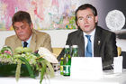 (c) fotodienst/Dan Carabas - Wien 03.07.08 - 5-Euro-Münzen in der Gastronomie - FOTO v.li.: Vorstandsdirektor der Münze Österreich DI Kurt Meyer, BÖG-Präsident Toni Mörwald