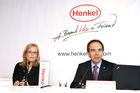 (C) fotodienst/Anna Rauchenberger - Wien, 25.02.2009 - Henkel CEE: Umsatzplus 2008 und Investmentpläne 2009. FOTO v.l.: Dr. Sabine Schauer, Leiterin Corporate Communications Henkel Europe, Middle East and Africa, Mag. Günter Thumser, Präsident der Henkel CEE