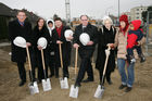 (C) fotodienst/Anna Rauchenberger - Wien, 17.12.2008 - WBV-GPA: Spatenstich für das Frauenwohnprojekt ro*sa. FOTO v.l.: Bezirksvorsteher Norbert Scheed (Bezirksvorsteher für den 22. Wr. Gemeindebezirk), Prof. Dr. DI Sabine Pollak (Architektin), zukünftige Bewohnerin, Dr. Michael Ludwig (Wohnbaustadtrat), Walter Zwiauer (Vorstandsvorsitzender der GPA Privatstiftung), zukünftige Bewohnerinnen