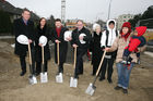 (C) fotodienst/Anna Rauchenberger - Wien, 17.12.2008 - WBV-GPA: Spatenstich für das Frauenwohnprojekt ro*sa. FOTO v.l.: Bezirksvorsteher Norbert Scheed (Bezirksvorsteher für den 22. Wr. Gemeindebezirk), Prof. Dr. DI Sabine Pollak (Architektin), Dr. Michael Ludwig (Wohnbaustadtrat), Walter Zwiauer (Vorstandsvorsitzender der GPA Privatstiftung), zukünftige Bewohnerinnen