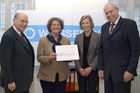 Ein Beitrag zum Weihnachtsfest 2006 für 80 Kinder. Foto: v.li. HonProf.Dr. Udo Jesionek (Präsident -  Weisser Ring); Mag.Marianne Gammer (Geschäftsführerin Weisser Ring); Dr. Andrea Scheichl (Pressesprecherin Österr.Patentamt); Dr. Friedrich Rödler (Präsident Österr.Patentamt)                                                              