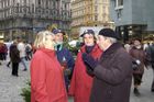 Landwirtschaftskammer Niederösterreich - Tannenreisig für den Stefansdom - Abgeordneter zum Nationalrat Ing. Hermann Schultes und seine Crew verteilen Tannenreisig vor dem Stefansdom