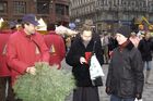 Landwirtschaftskammer Niederösterreich - Tannenreisig für den Stefansdom - Abgeordneter zum Nationalrat Ing. Hermann Schultes und seine Crew verteilen Tannenreisig vor dem Stefansdom