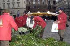 Landwirtschaftskammer Niederösterreich - Tannenreisig für den Stefansdom - Abgeordneter zum Nationalrat Ing. Hermann Schultes und seine Crew verteilen Tannenreisig vor dem Stefansdom