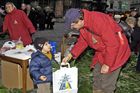 Landwirtschaftskammer Niederösterreich - Tannenreisig für den Stefansdom - Abgeordneter zum Nationalrat Ing. Hermann Schultes und seine Crew verteilen Tannenreisig vor dem Stefansdom