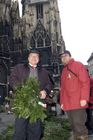 Landwirtschaftskammer Niederösterreich - Tannenreisig für den Stefansdom - Abgeordneter zum Nationalrat Ing. Hermann Schultes und seine Crew verteilen Tannenreisig vor dem Stefansdom